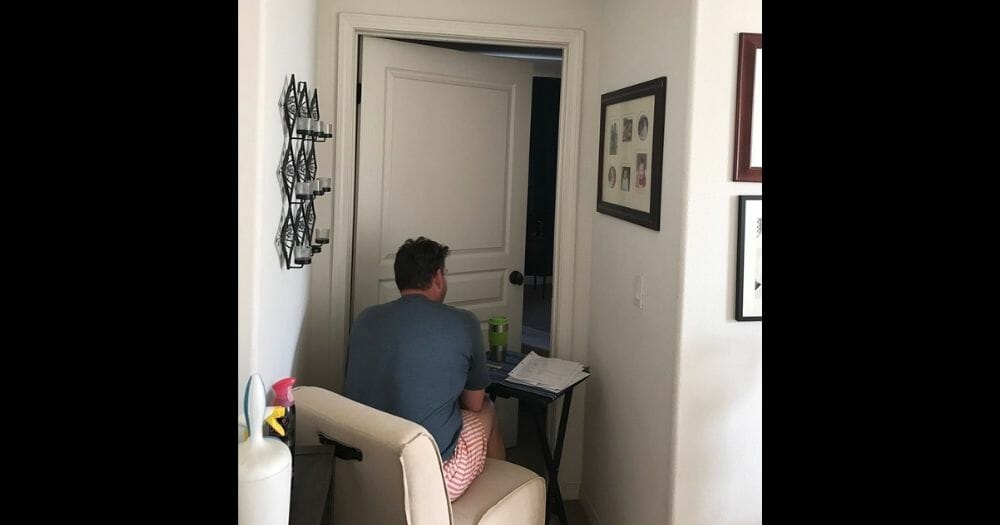 Screenshot: Twitter/ Mackenna Newman, Dad Sits Outside Bedroom Door