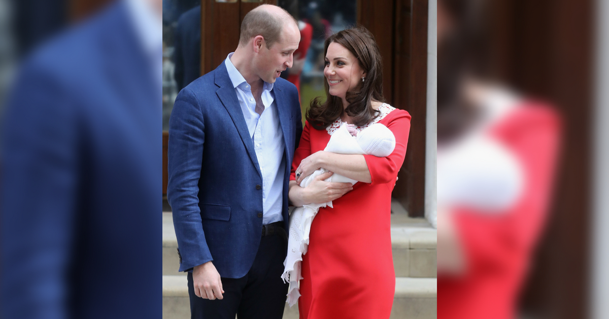 LONDON, ENGLAND - APRIL 23: Prince William, Duke of Cambridge and Catherine, Duchess of Cambridge depart the Lindo Wing with their new born son Prince Louis of Cambridge at St Mary's Hospital on April 23, 2018 in London, England. The Duchess safely delivered a boy at 11:01 am, weighing 8lbs 7oz, who will be fifth in line to the throne.