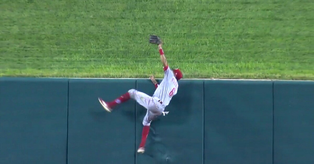 The Reds' Billy Hamilton made a spectacular home run-robbing catch vs. the Cardinals.