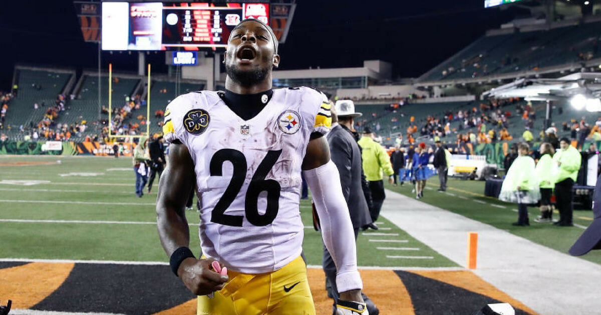 Pittsburgh Steelers RB Le'Veon Bell celebrates after a 2017 win at Cincinnati