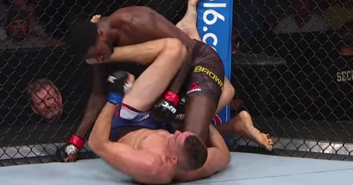 Surprise knockout by MMA fighter who appeared pinned on the ground