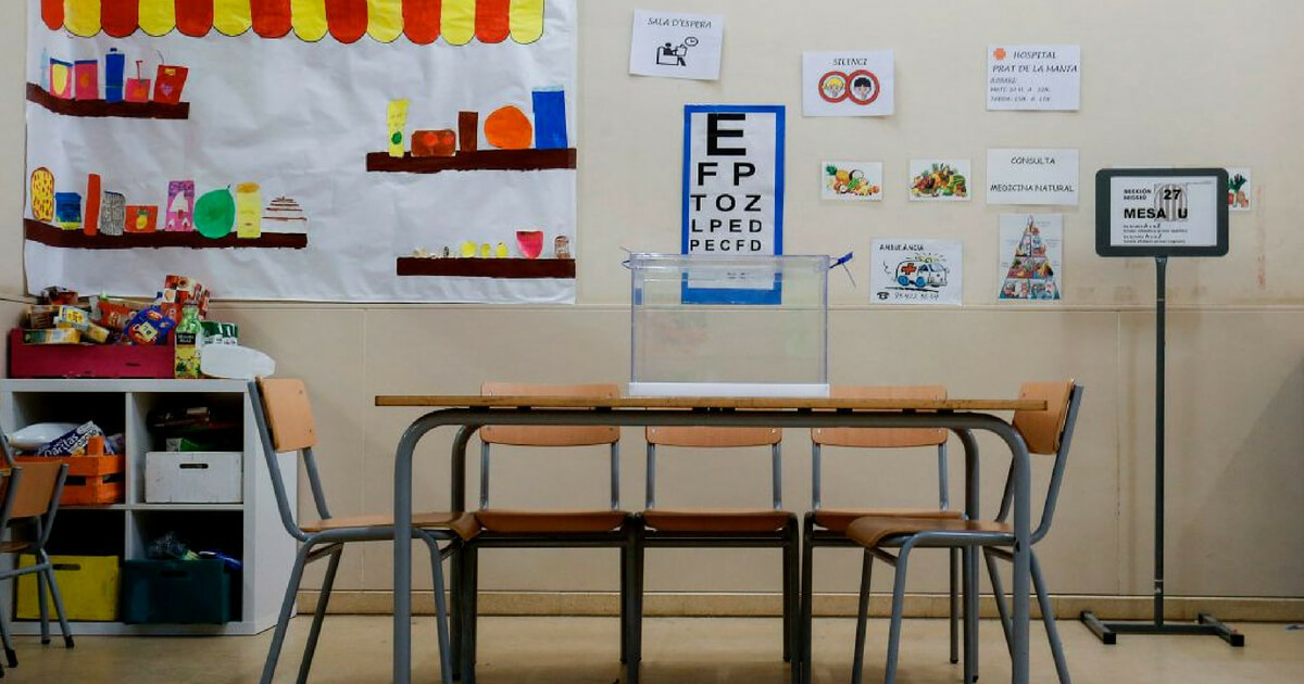 A ballot box for the Catalan regional election, lies on a table during a polling station setup at the 'Prat de la Mata' school on the eve of the voting day in L'Hospitalet del Llobregat on December 20, 2017.
