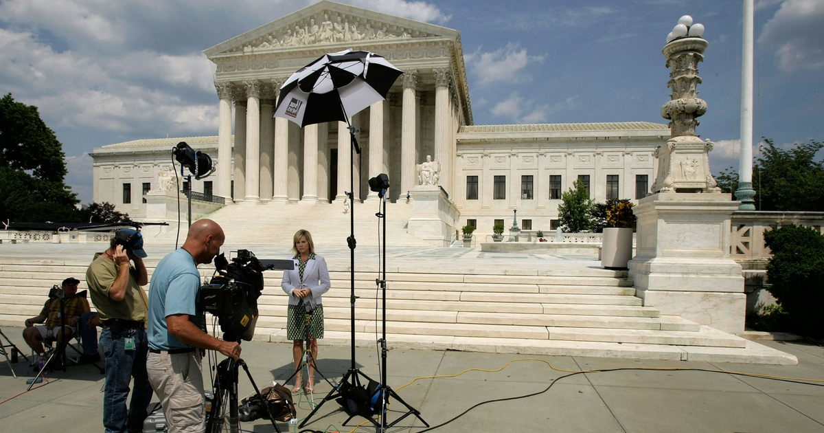 WASHINGTON - JUNE 25: Fox News reporter Shannon Bream reports outside the Supreme Court June 25, 2008 in Washington, DC. The Supreme Court has thrown out three rulings on Wednesday, including a $2.5 billion judgment to Exxon Valdez victims, and a rejection on death penalty for child rapists.