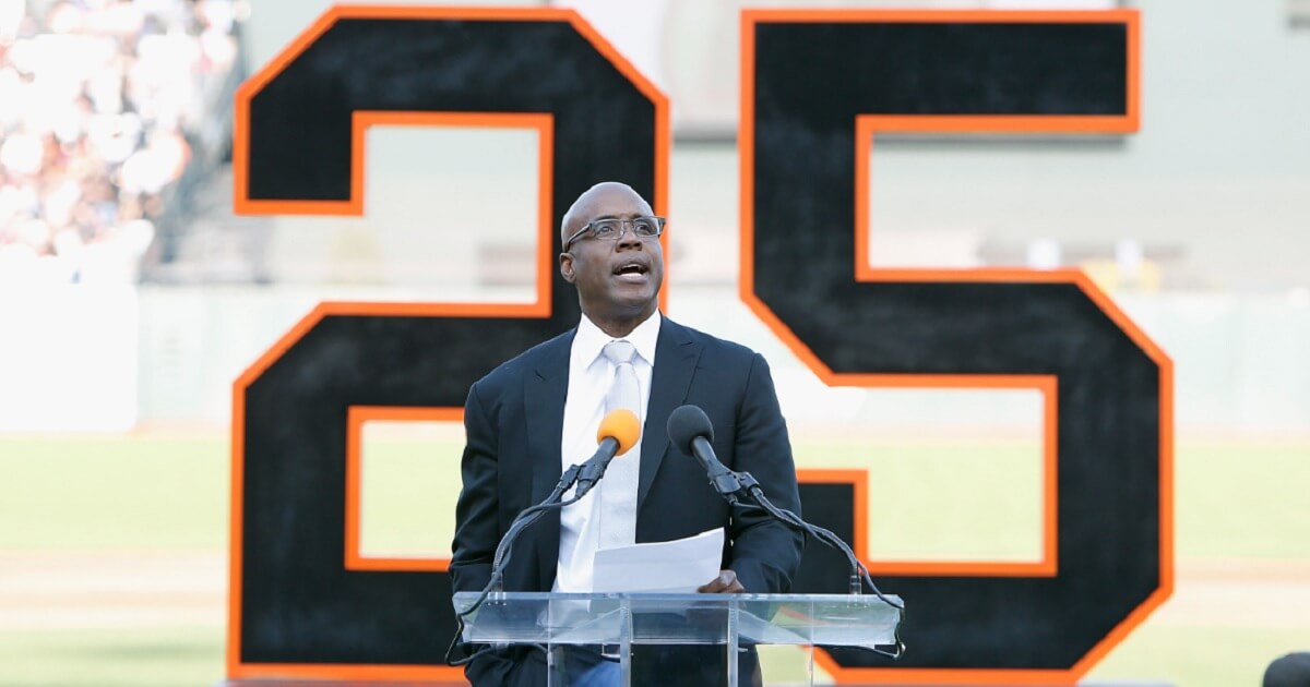 Bonds speaks in front of a large "25."