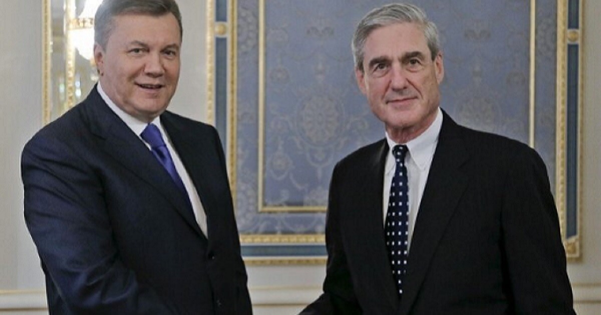 Robert Mueller, left, shakes hands with former Ukraine president