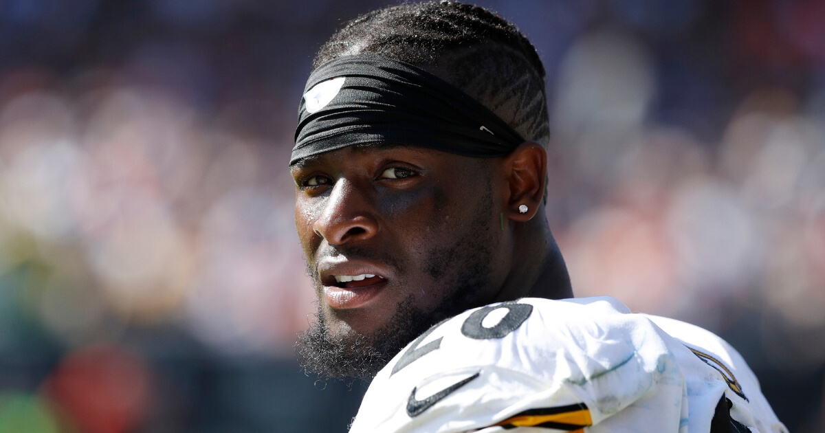 Le'Veon Bell of the Pittsburgh Steelers looks on during a game against the Chicago Bears at Soldier Field on Sept. 24, 2017.