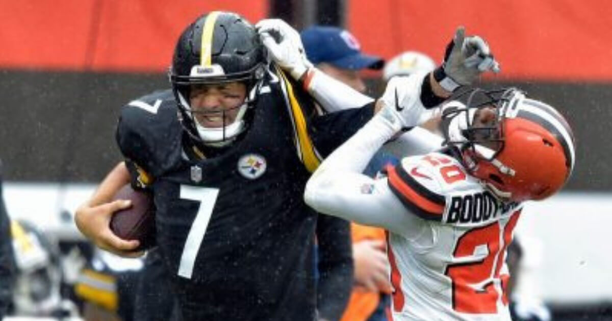 Pittsburgh Steelers quarterback Ben Roethlisberger (7) runs for a first down under pressure from Cleveland Browns cornerback Briean Boddy-Calhoun (20) Sunday in Cleveland. The teams tied, 10-10.