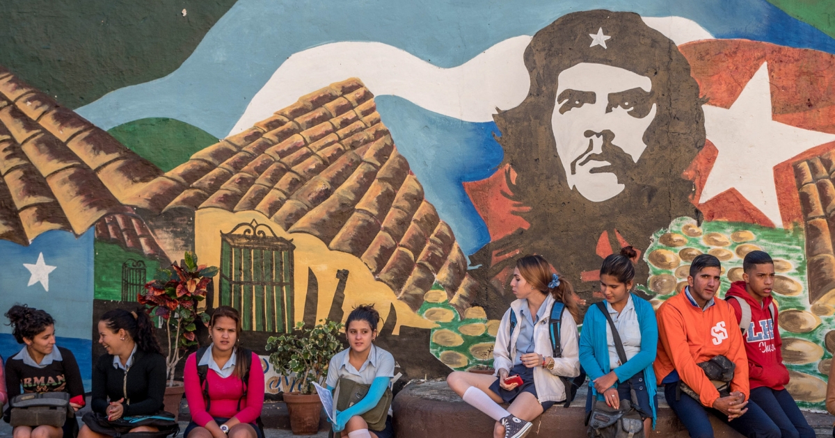 School in Cuba with Che Guevara painting