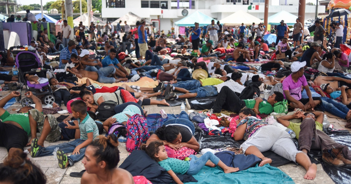 Honduran migrants rest