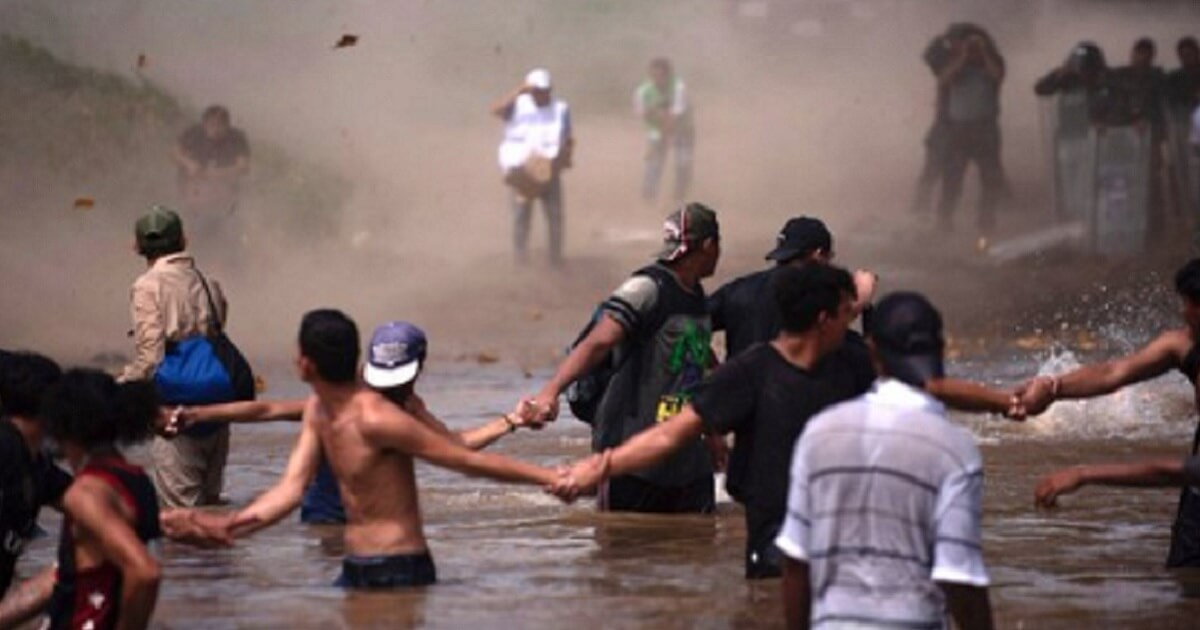 Migrants attempt to cross the Suchiate River from Guatemala into Mexico on Monday.