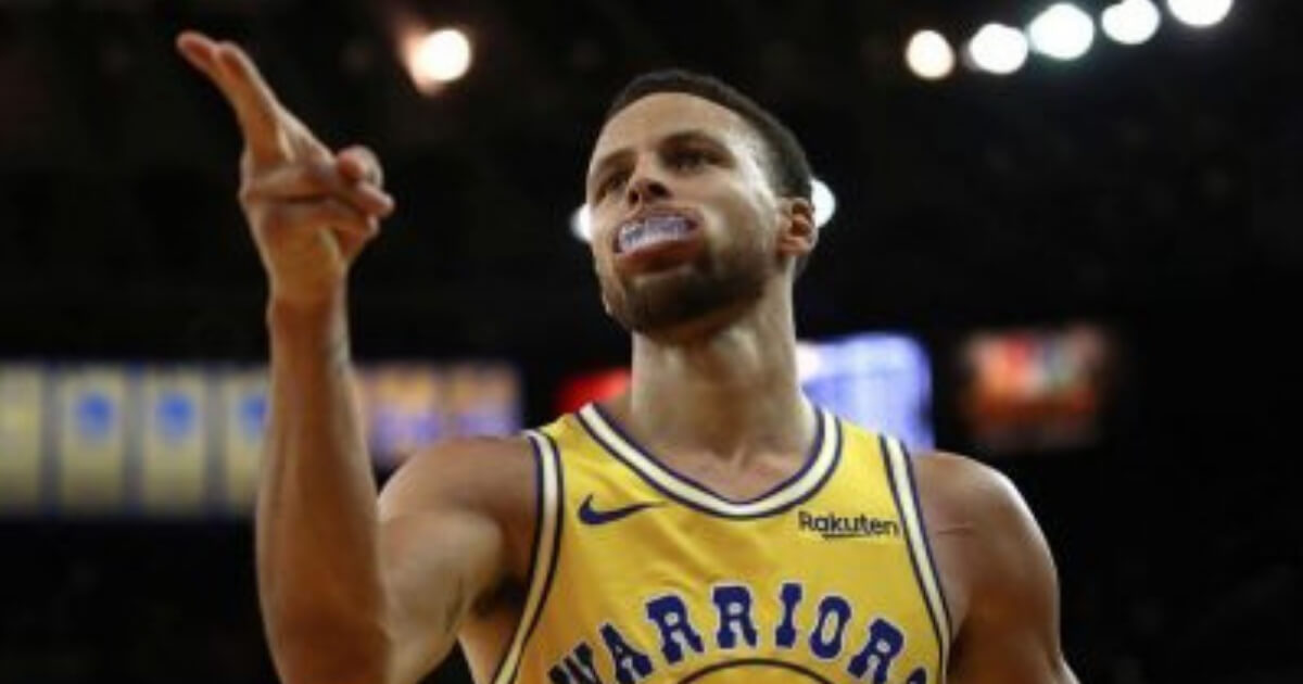 Golden State's Stephen Curry celebrates a basket against the Washington Wizards