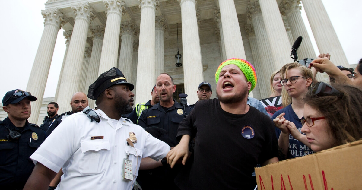 US Capitol Police push back demonstrators