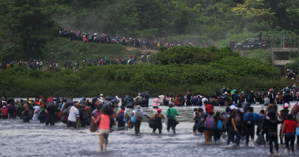 Salvadoran migrants heading in a caravan to the United States cross the Suchiate River to Guatemala into Mexico on Friday. P