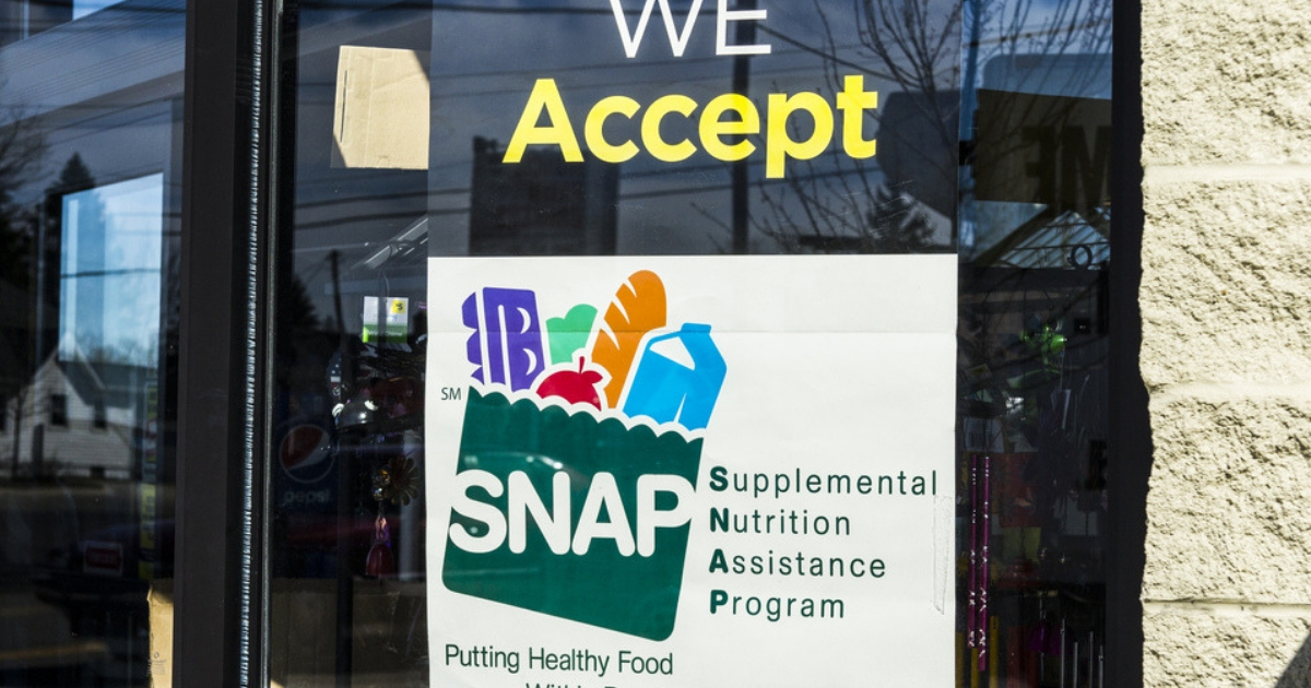 A sign at a grocery store announcing that the store accepts food stamp recipients.