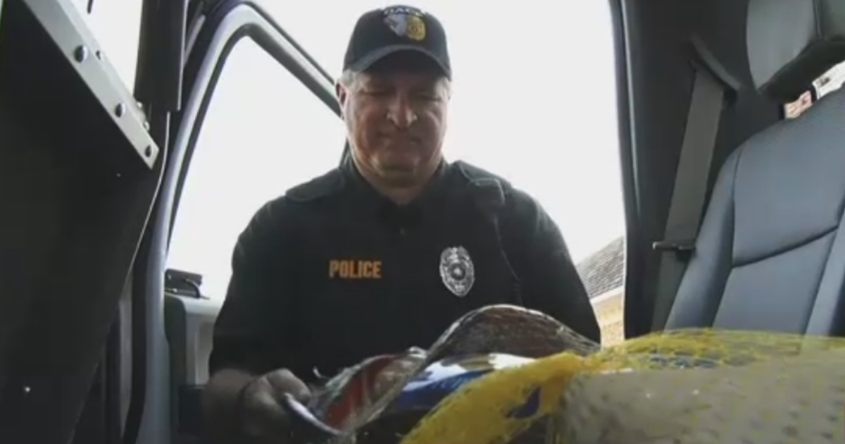 Police Delivering Thanksgiving