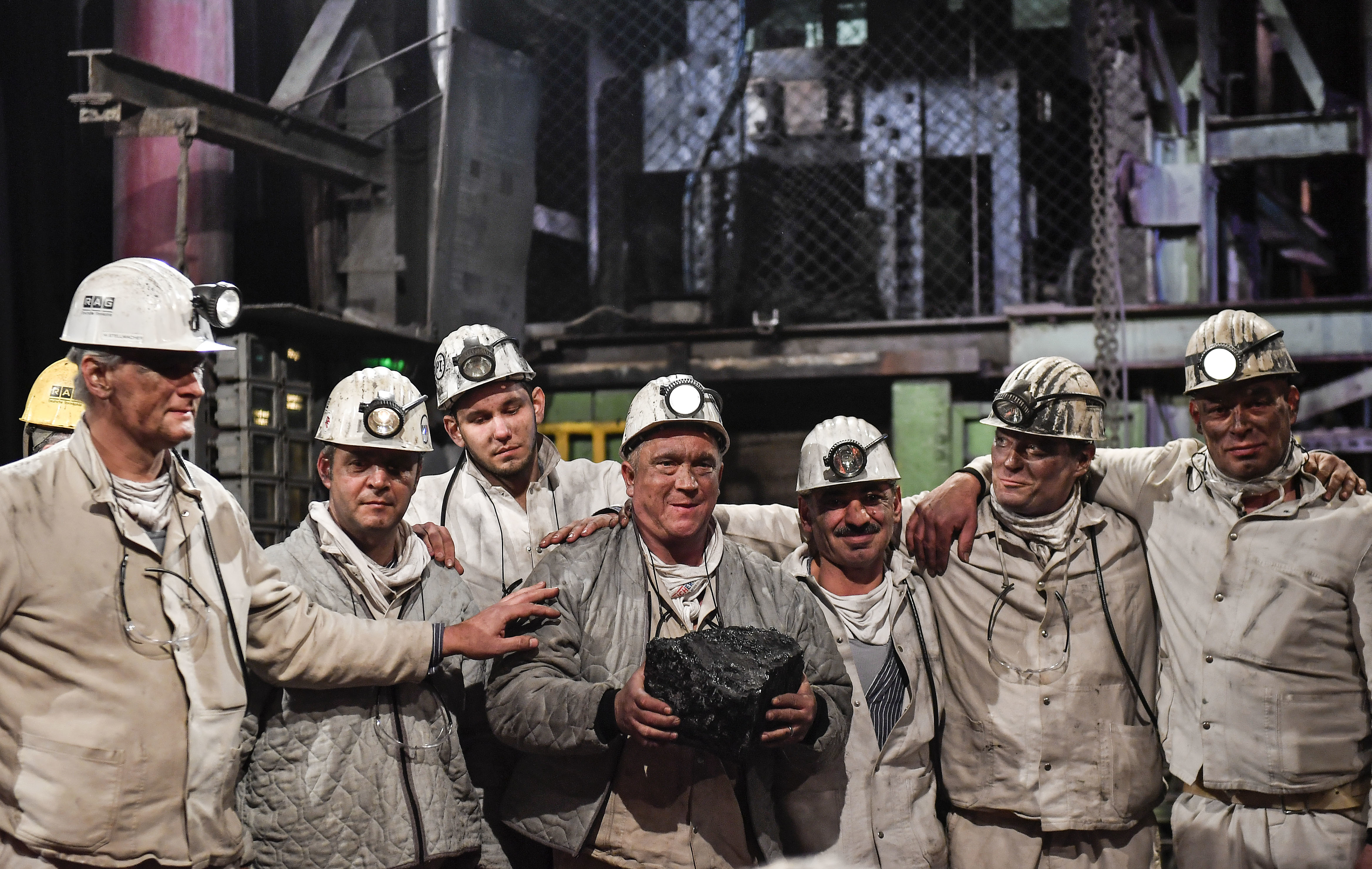 Каменный уголь шахта. Промышленность Германии угольная промышленность. Угольная промышленность Шахты. Добыча каменного угля в Германии. Каменноугольная промышленность Германии.