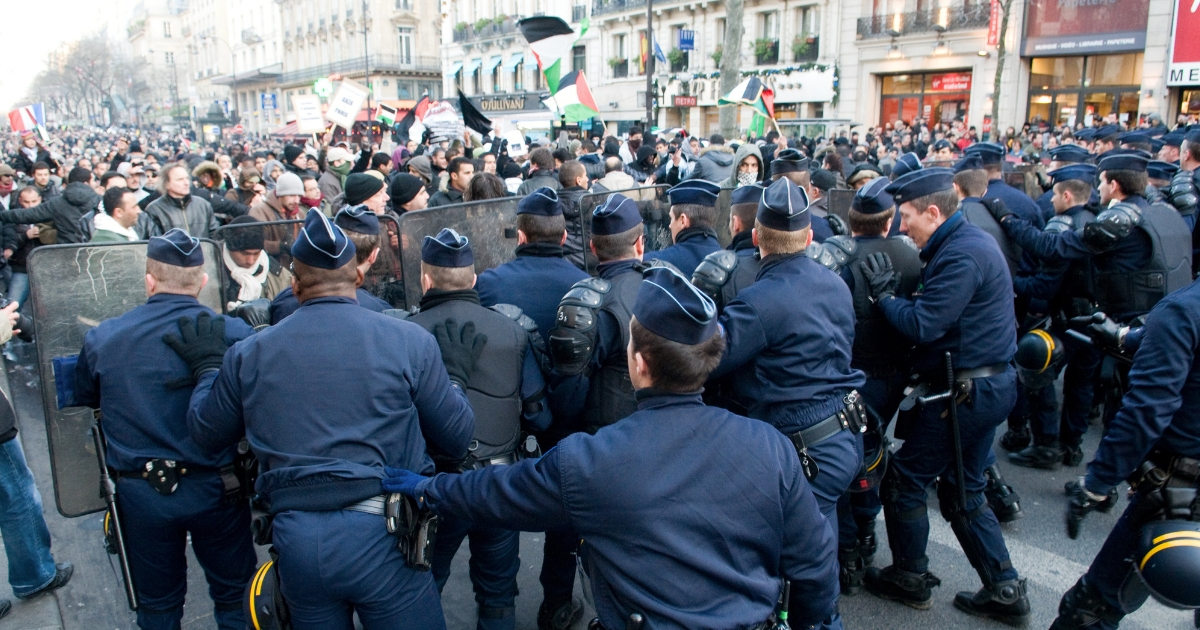 French Police face Palestinian protesters