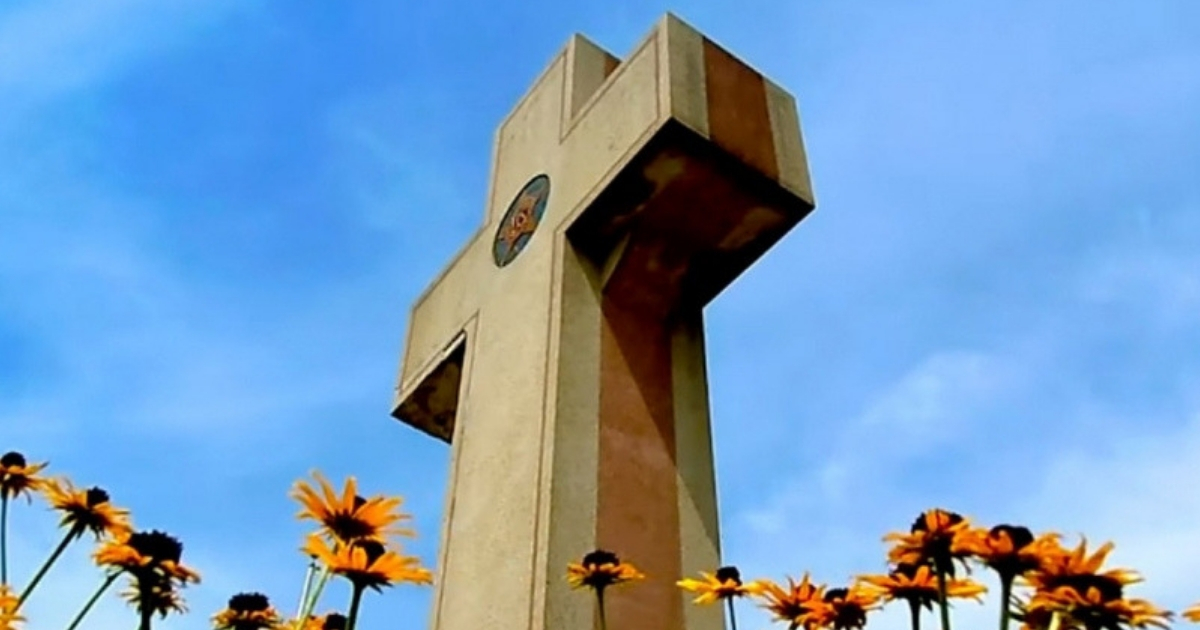 The American Legion erected the memorial in Bladensburg, Maryland, known locally as “Peace Cross,” to honor the World War I dead of Prince George’s County in 1925.