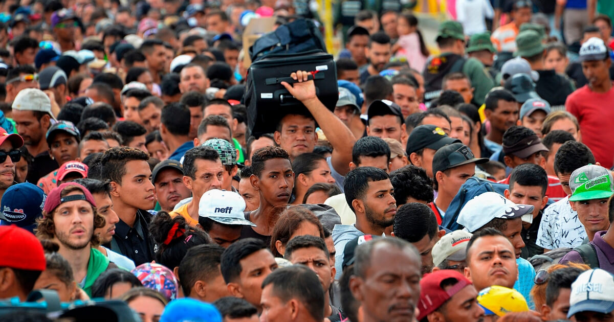 Venezuelan citizens cross the Simon Bolivar international bridge