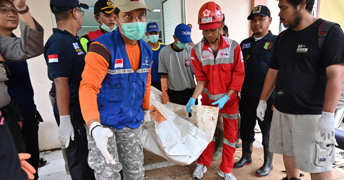 Indonesian emergency personnel carry the body of a victim at Berkah hospital in Pandeglang, Banten province on December 26, 2018, after the December 22 tsunami.