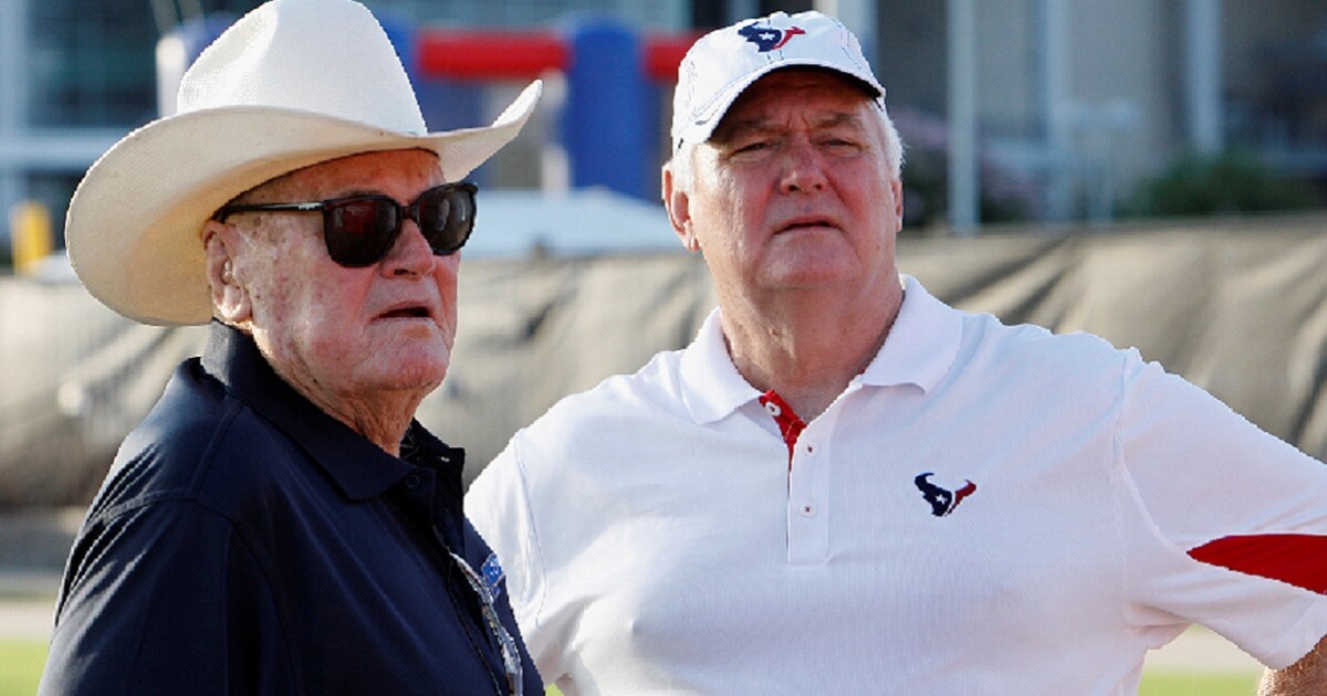 The late Bum Phillips, left, and his son, Wade, now the defensive coordinator of the Los Angeles Rams.
