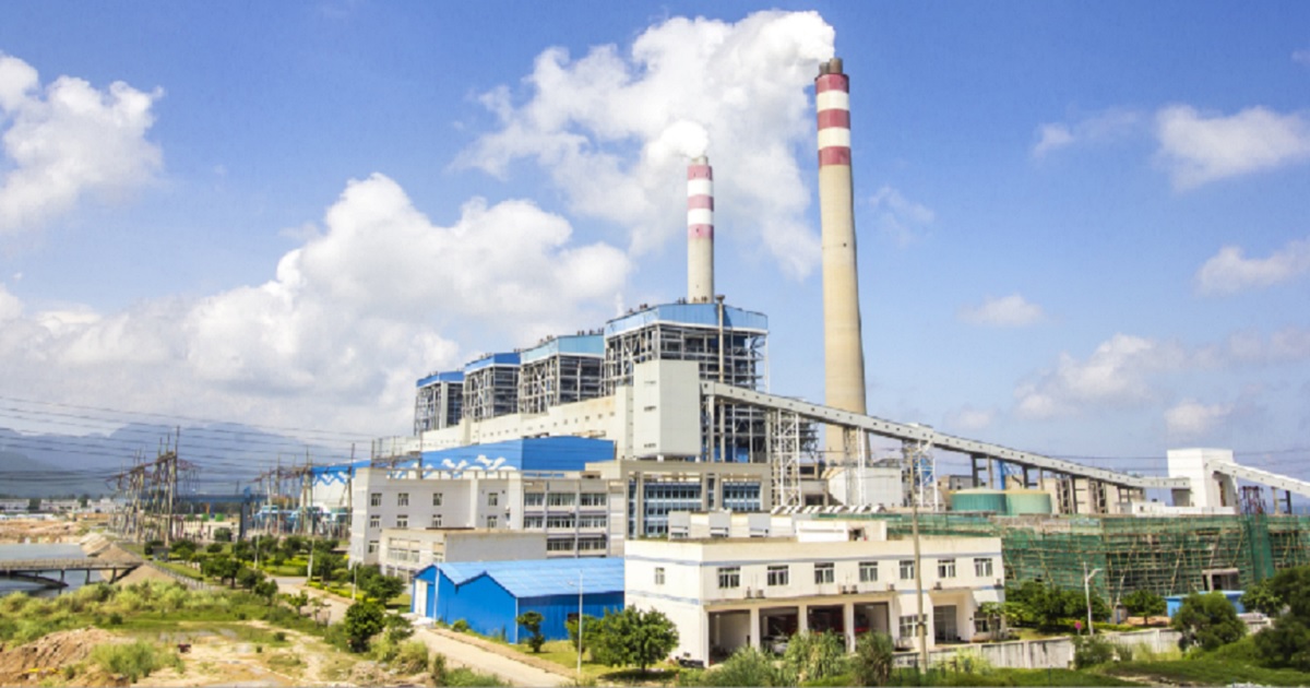 An coal-fired plant sends smoke into the sky.