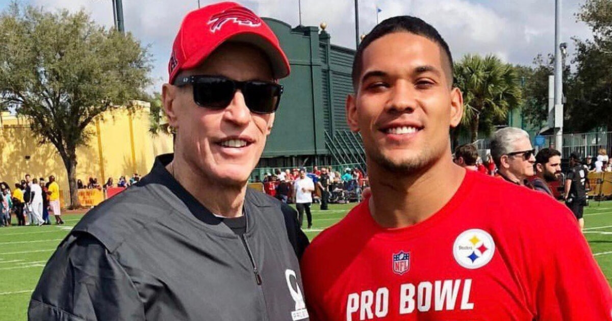 Hall of Fame quarterback Jim Kelly, left, and Pittsburgh Steelers running back James Conner at the Pro Bowl.