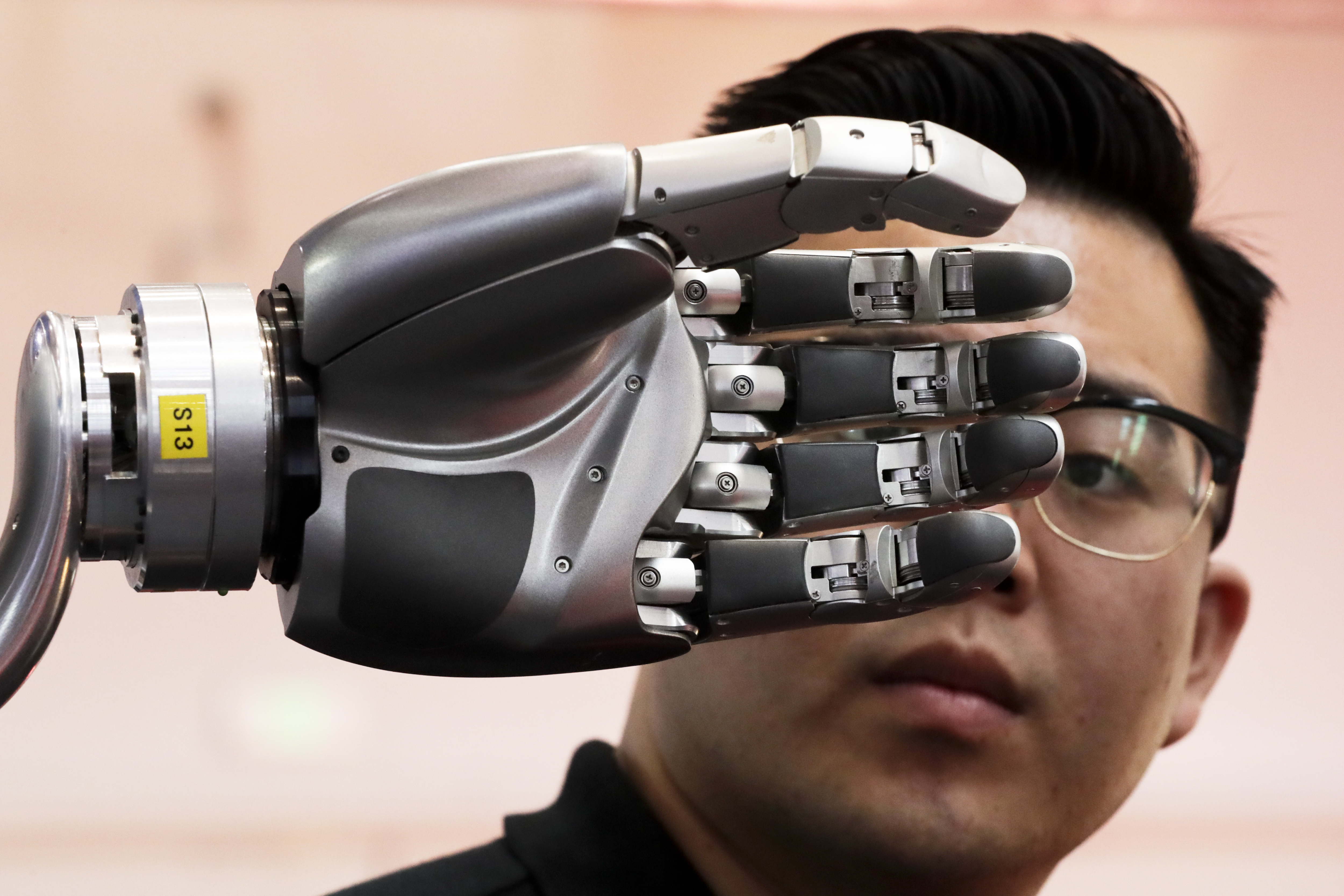 Работы и технологии робот. Китайские роботы. Робот китаец. Робот против человека. Искусственный интеллект в Китае.