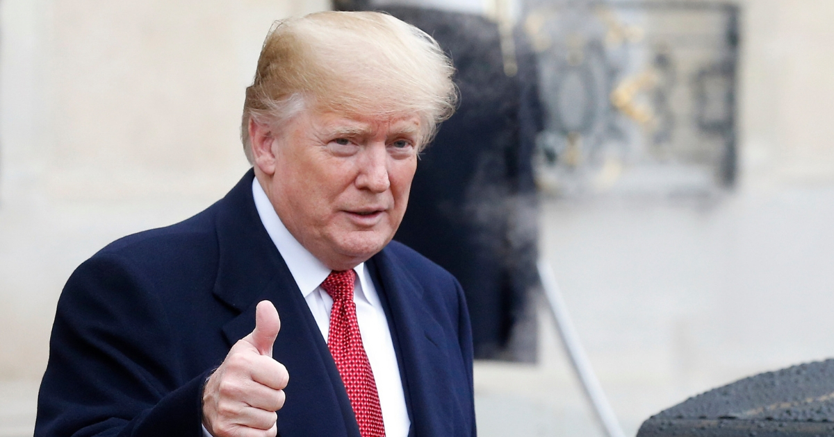 Donald Trump gives thumbs up (