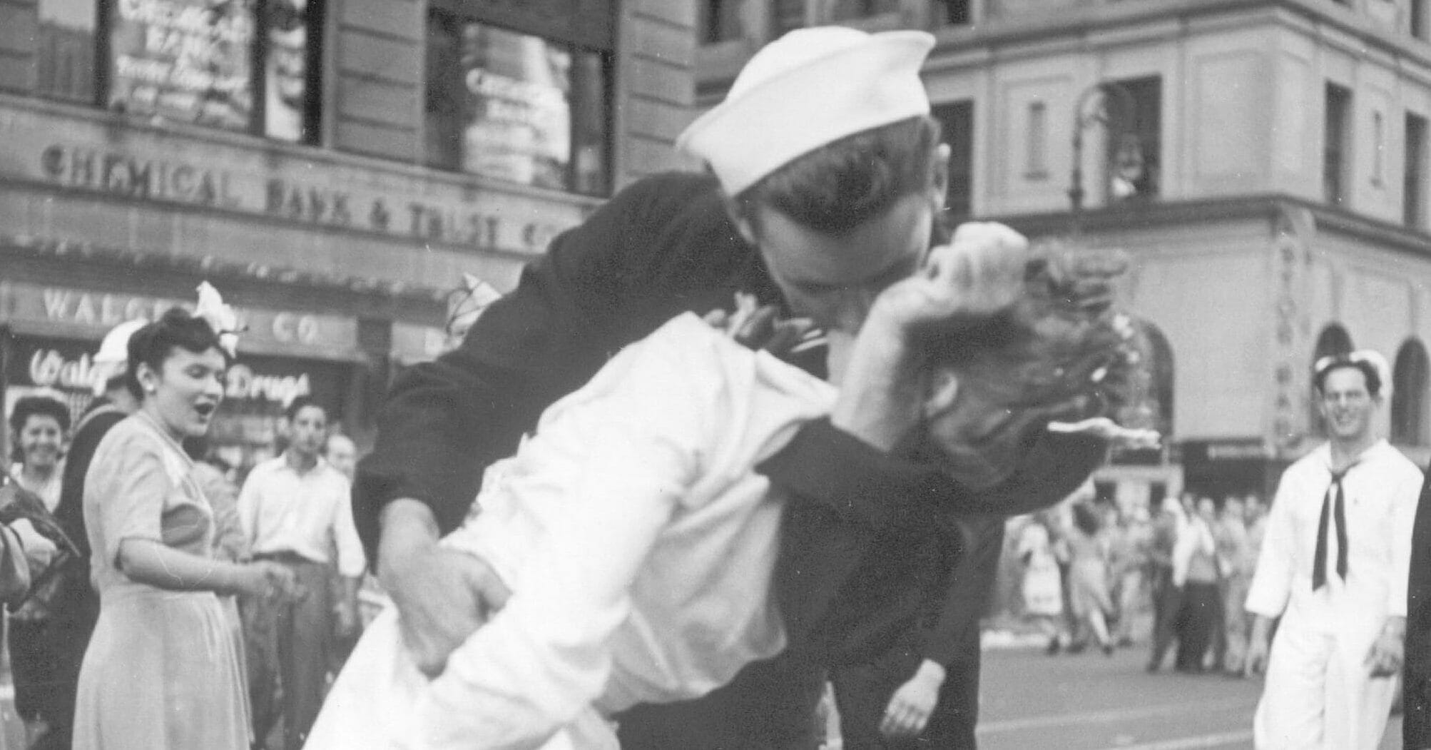 Obit WWII Kissing Sailor Photo