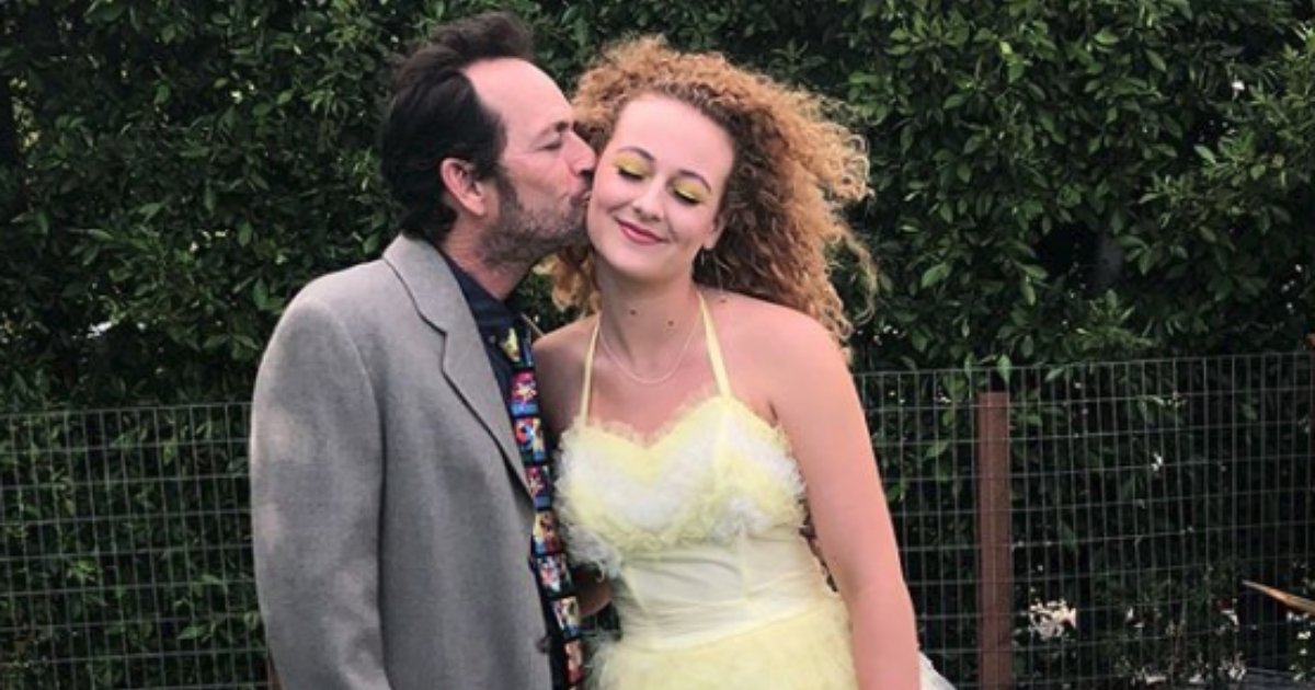 Luke Perry kisses his daughter, Sophie Perry, on the cheek.