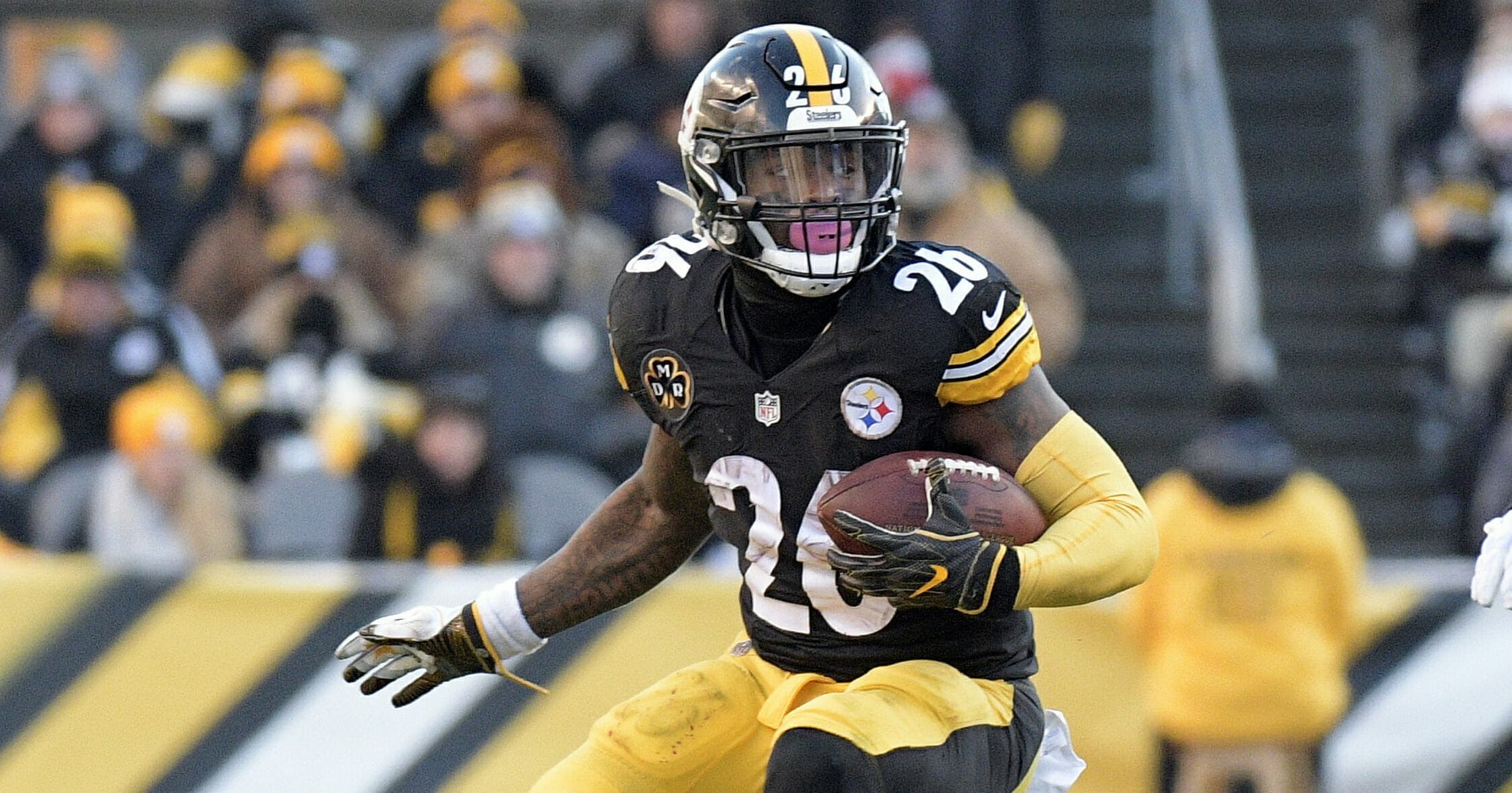 Running back Le'Veon Bell carries the ball for the Pittsburgh Steelers against the Jacksonville Jaguars.
