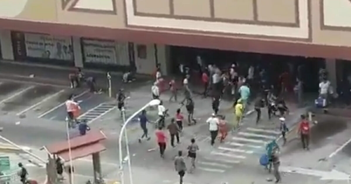 Looters in Venezuela