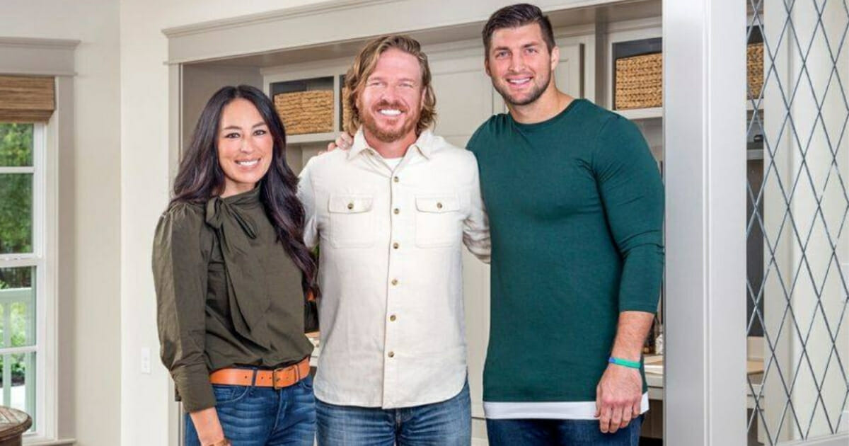 Chip and Joanna Gaines stand with Tim Tebow