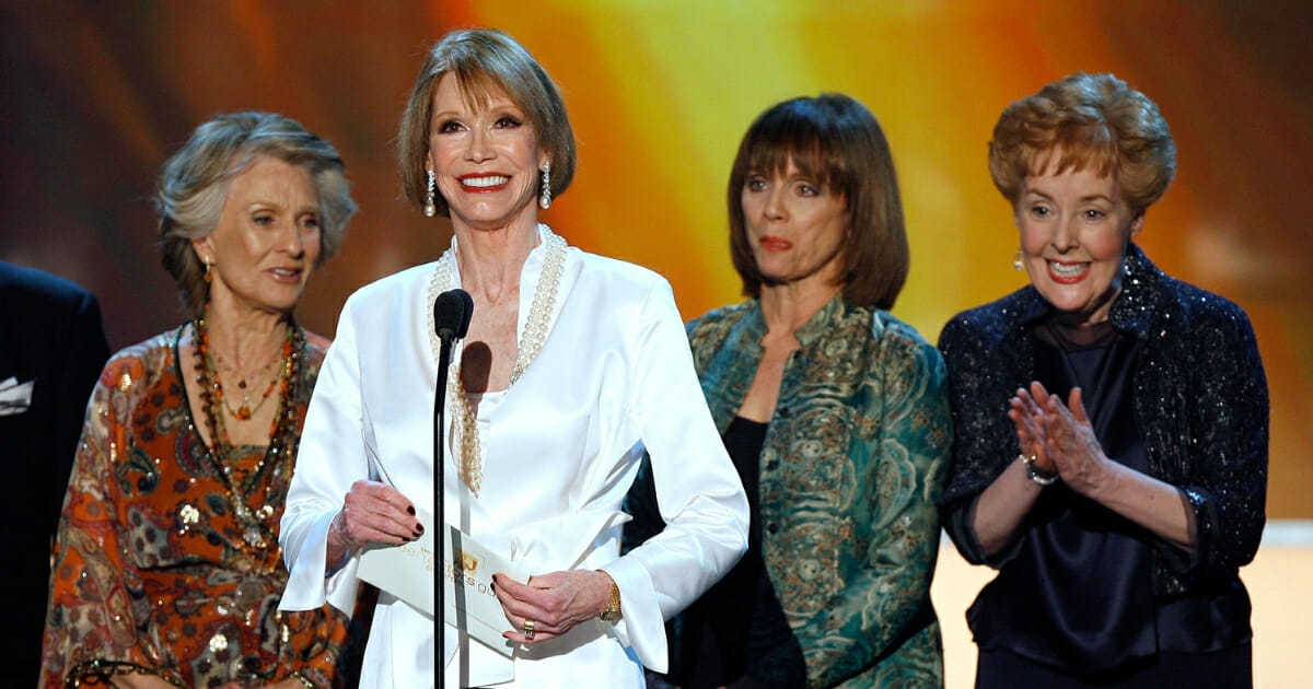 Georgia Engel and three others receive the Outstanding Ensemble in a Comedy Series award at the 2007 Annual Screen Actor Guild Awards.