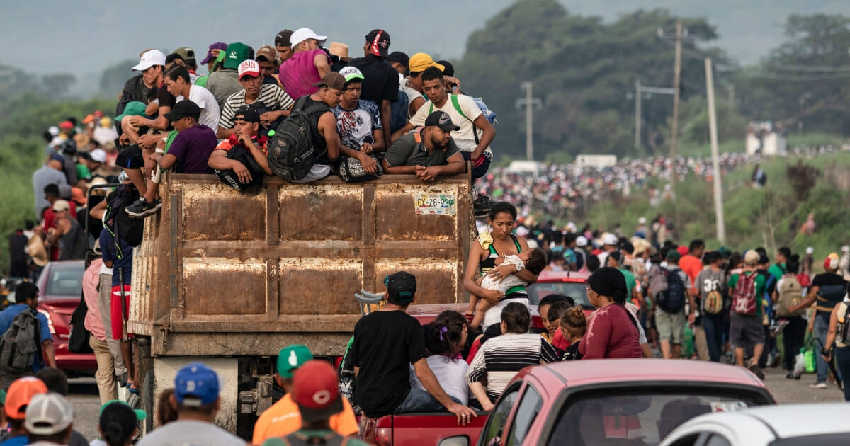Honduran migrants taking part in a caravan heading to the US, leave Arriaga on their way to San Pedro Tapanatepec, southern Mexico on October 27, 2018. (GUILLERMO ARIAS / AFP / Getty Images)