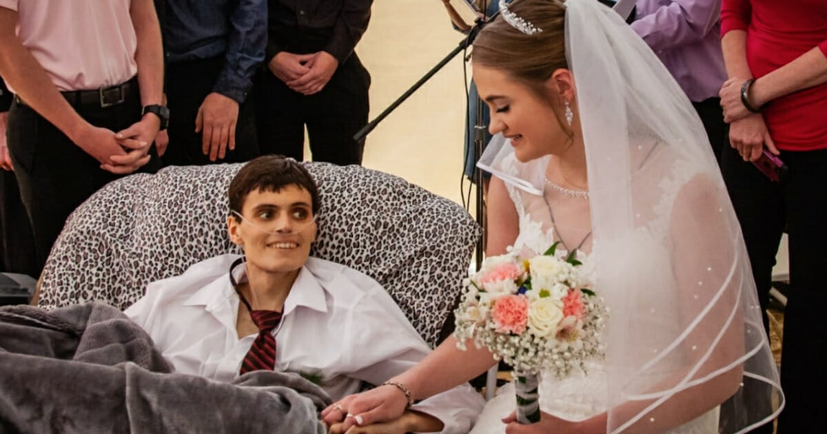 A 20-year-old Army veteran marries his sweeheart hours before passing away.