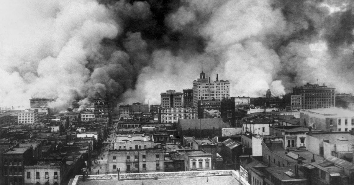 Black and white photo of San Francisco fires after 1906 earthquake.