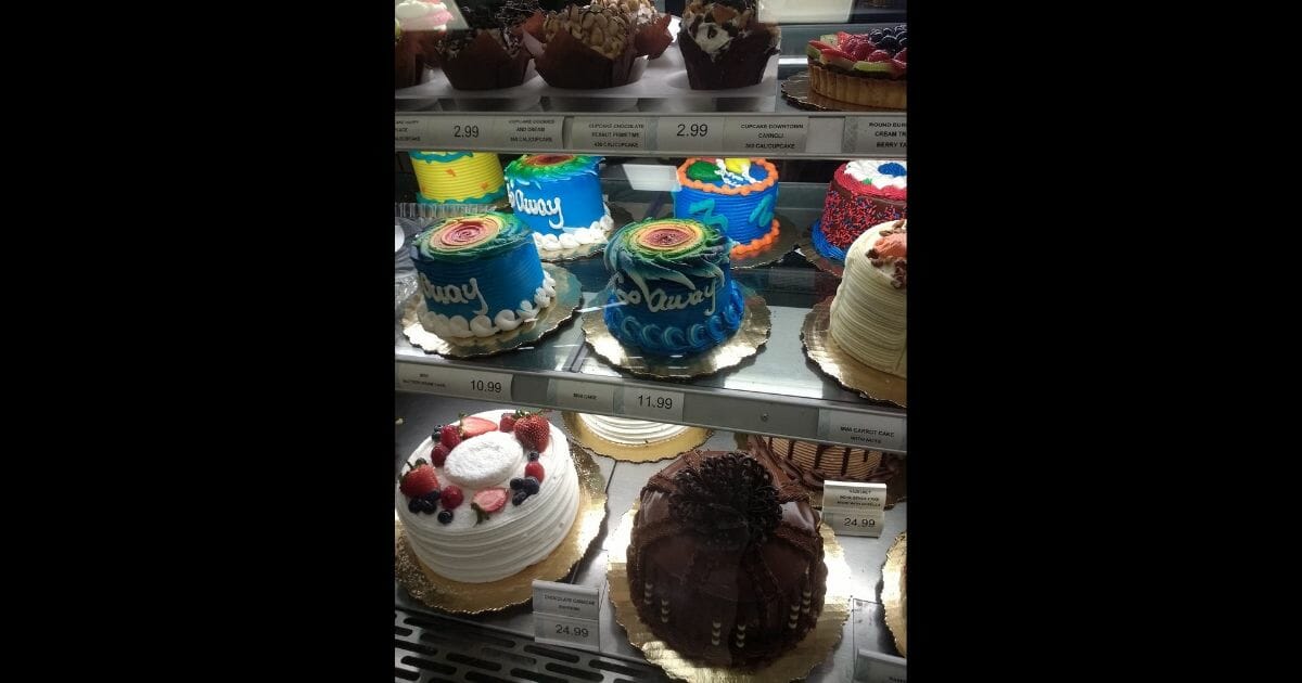 Bakers at a Florida grocery store created hurricane cakes.