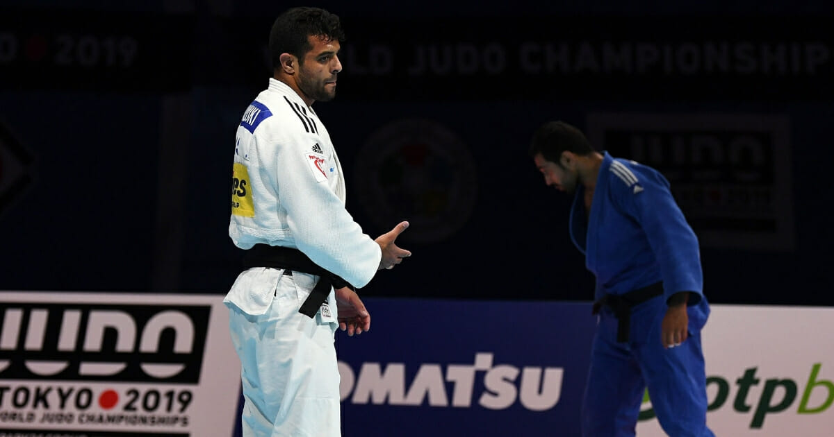 Egypt's Mohamed Abdelaal refuses to the shake hands with Israel's Sagi Muki (in white) after losing a semifinal bout during the Judo World Championships.