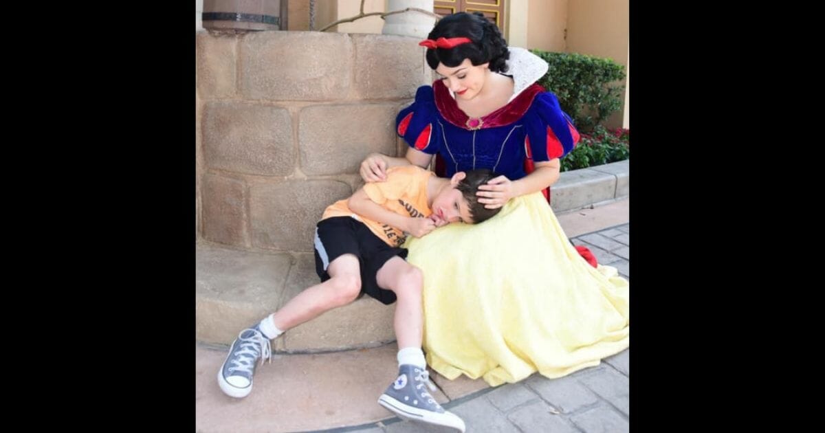 One family got the moment of a lifetime when Snow White went above and beyond to show kindness to their overwhelmed son.