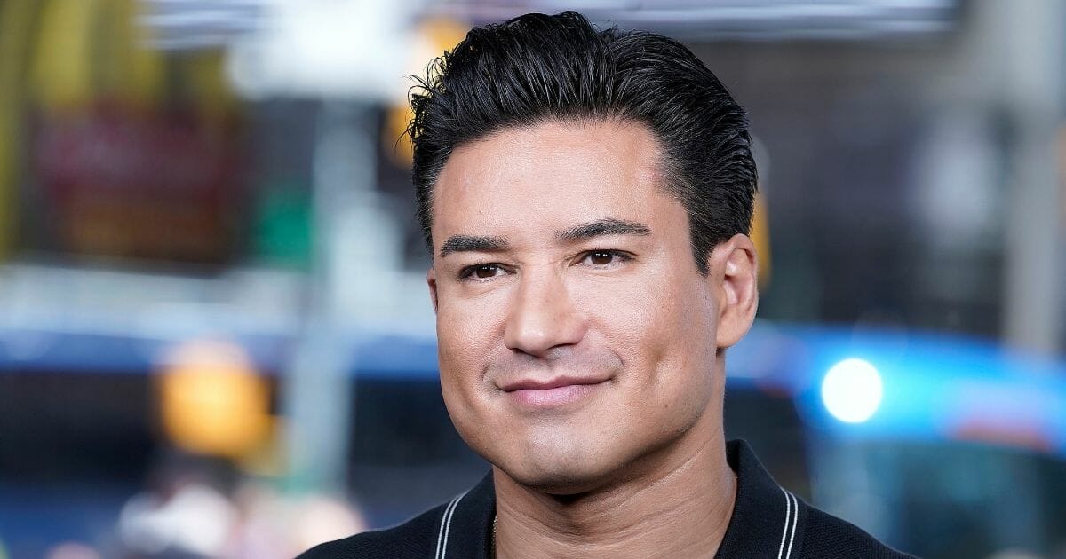 Mario Lopez tapes "Extra" in New York's Times Square on May 16, 2019.