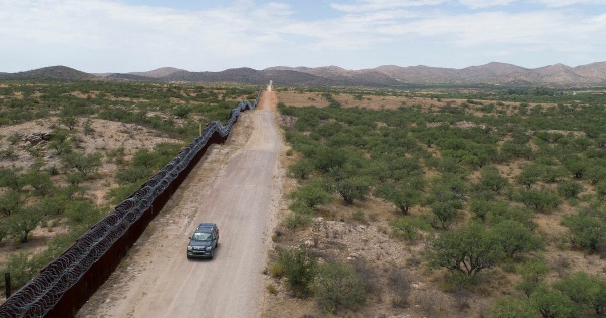 A Green Valley-Sahuarita Samaritans vehicle patrols the border fence in Sasabe, Arizona, on July 14, 2019. - Volunteers of the Green Valley-Sahuarita Samaritans offer humanitarian aid to migrants in the Arizona-Sonora borderlands with Mexico.