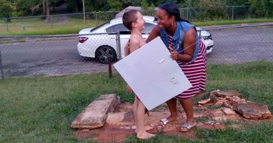 Teacher Surprises Student with Congratulatory Yard Sign for Scoring 100 ...