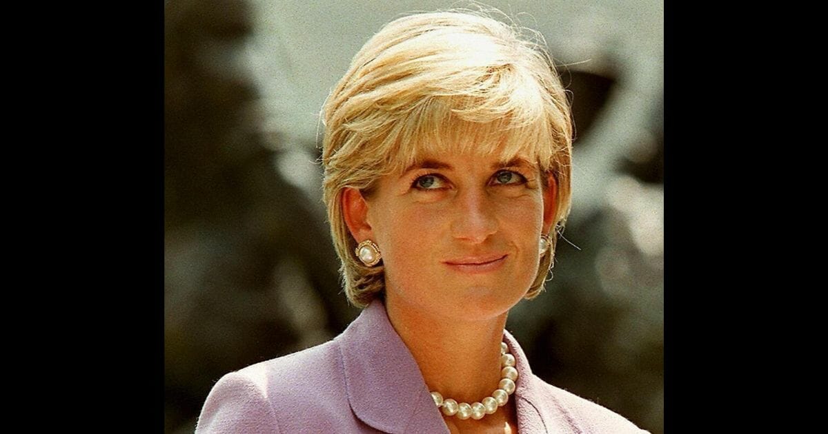This picture taken 17 June 1997 shows Diana, Princess of Wales, a key volunteer of the British Red Cross Landmine Campaign at Red Cross headquarters in Washington D.C.