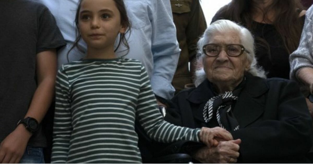 The 92-year-old got to meet 40 relatives of the family she and her sisters harbored during World War II.