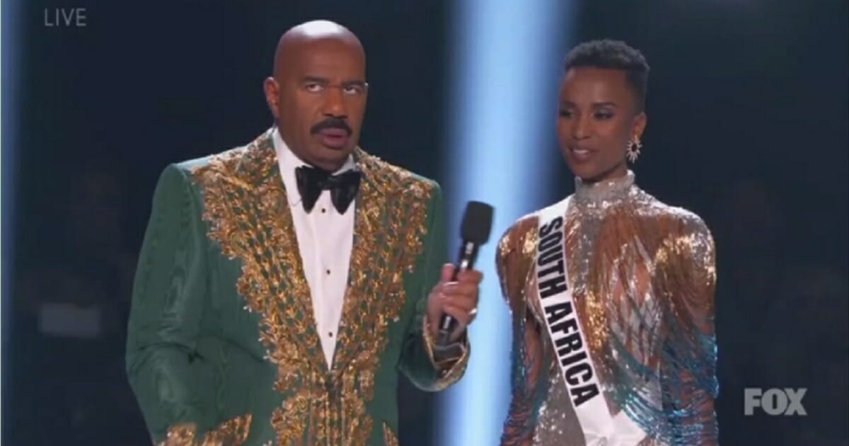 Miss Universe Emcee Steve Harvey rolls his eyes at a question he had to ask Miss South Africa about "climate change."