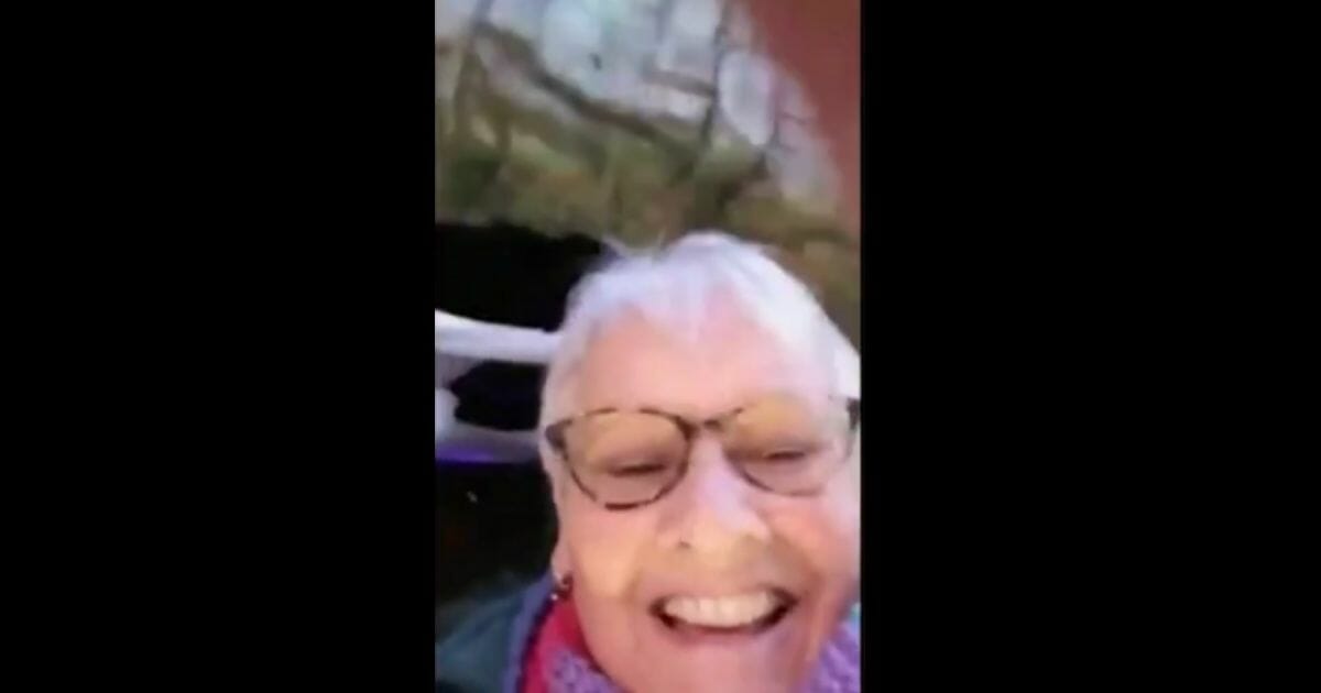 A mother from New Mexico adorably messed up by filming herself instead of her daughter's marriage proposal at an aquarium exhibit last week.