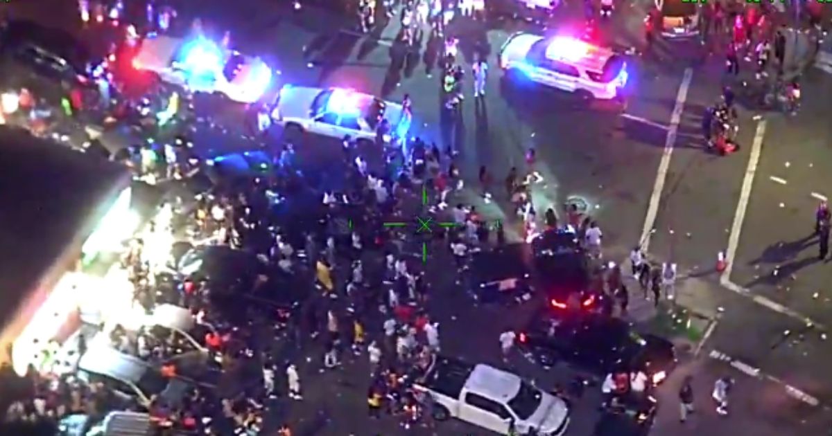 Tampa police were called out to an intersection at 1 a.m. Saturday morning on a report of shots fired and a victim down, according to WFTS-TV. Police say there weren't any gunshots and wasn't any victim down. Instead, there was, by all accounts, a massive crowd waiting to ambush them.