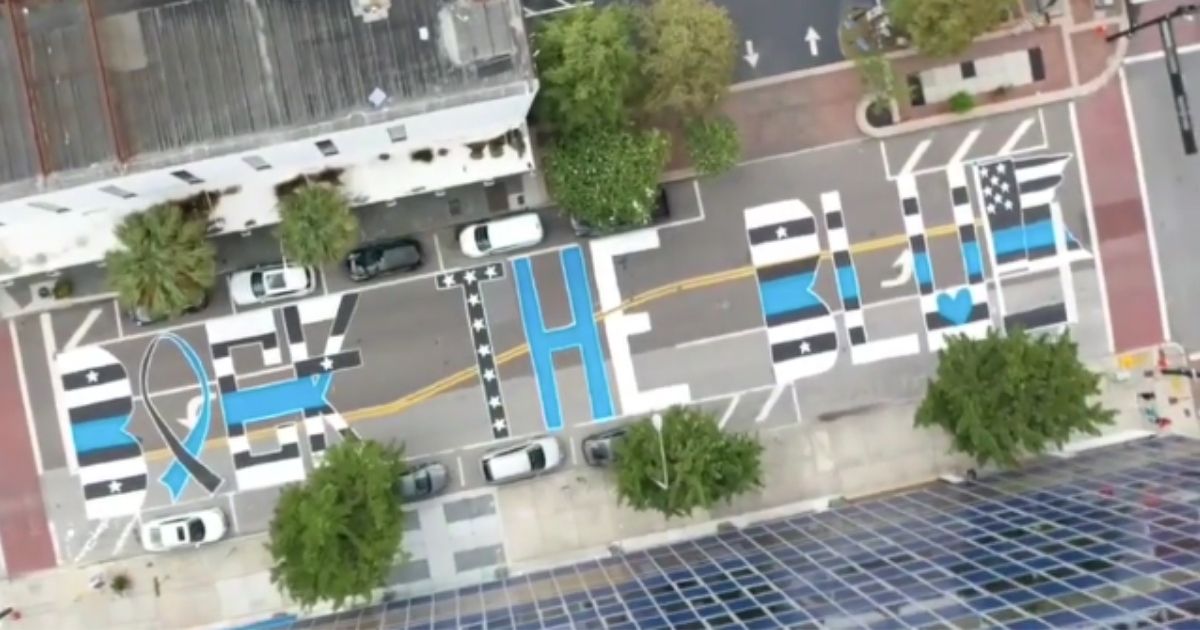 According to WTVT-TV, a group of 40 people showed up in front of police headquarters in Tampa, Florida on Saturday to paint a massive "Back the Blue" mural.